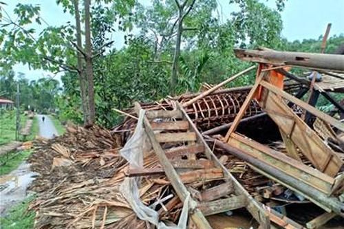 Lục Yên - Yên Bái: Nhiều nhà sập đổ do mưa to và dông lốc