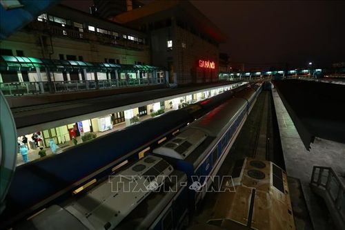 Tàu lăn bánh tại ga Hà Nội trong đêm đầu tiên nới lỏng giãn cách xã hội