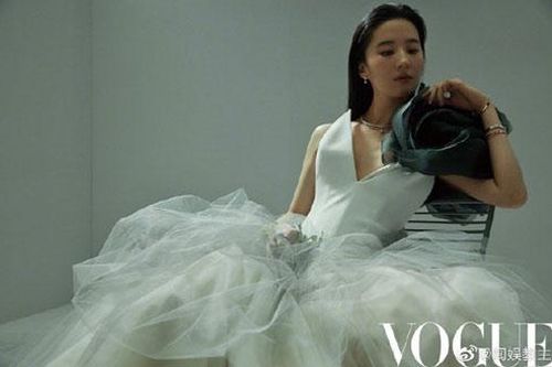 'Thần tiên tỷ tỷ' Lưu Diệc Phi khoe nhan sắc 'xuất thần' khiến fan mê đắm