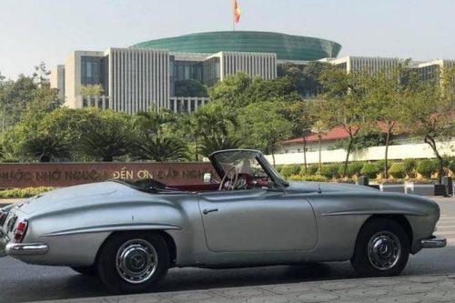 Hai chiếc xe Mercedes-Benz 190SL cổ mui trần quý hiếm tại Việt Nam