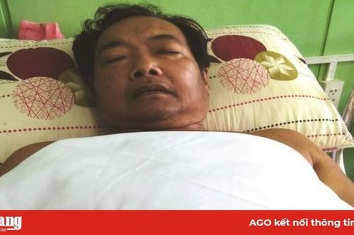 Người đàn ông bị hoại tử chân cần được giúp đỡ