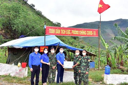 Thăm, tặng quà các chốt biên phòng kiểm dịch Covid-19 bị thiệt hại do mưa dông tại xã Bản Lầu