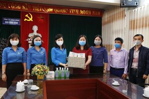 Công đoàn viên chức tỉnh tặng quà phòng, chống dịch COVID-19