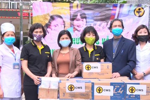 Tặng trang thiết bị, vật tư y tế cho Trung tâm Y tế huyện Đại Từ