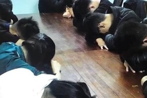 Liên hoan mừng hết cách ly, nhóm thanh niên mời chân dài tham gia 'tiệc lắc'