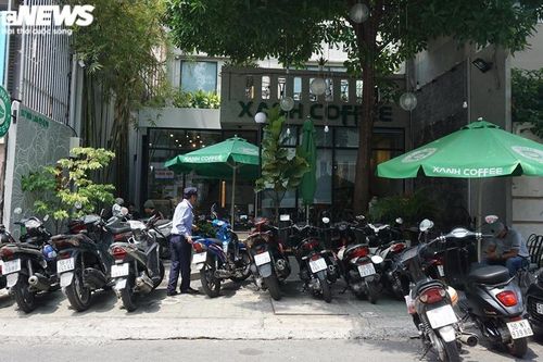 Quán cà phê, tiệm cắt tóc tại TP.HCM đông khách ngày đầu hết cách ly