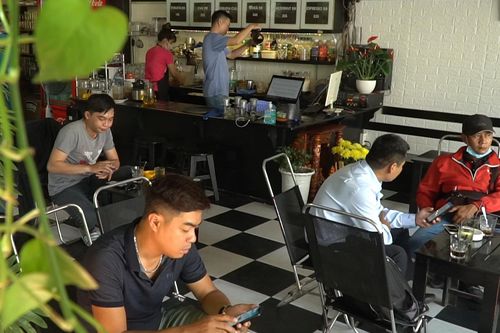 Hàng quán ở TP.HCM nhộn nhịp trở lại trong ngày đầu hết cách ly xã hội