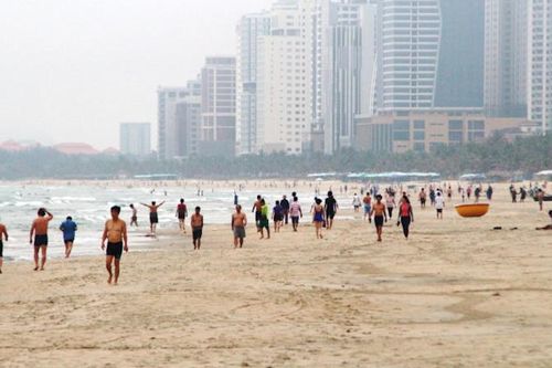 Người Đà Nẵng ùn ùn đổ ra tắm biển ngày đầu hết cách ly