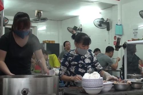 Quán xá, đường phố Hà Nội đông đúc trở lại