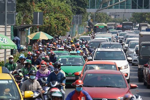TP.HCM cho phép taxi, xe công nghệ, xe khách liên tỉnh hoạt động từ 24/4