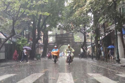 Miền Bắc chìm trong mưa lạnh