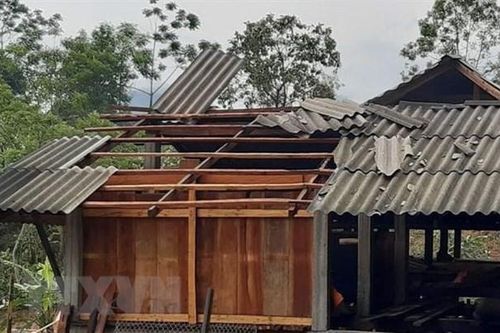 Dông lốc và mưa đá gây nhiều thiệt hại, một người thiệt mạng