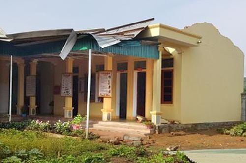 Nghệ An: Lốc xoáy giật tung mái nhà trạm và nhà dân