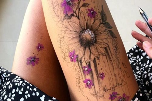 Họa sĩ chỉ vẽ lên chân mình mà tạo ra những bức tranh đẹp thế này