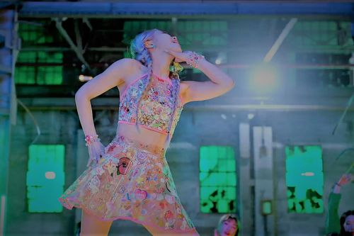 Trưởng nhóm Mamamoo bị chỉ trích mặc quá gợi cảm