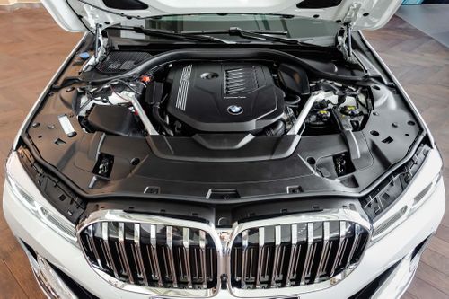 Lý do động cơ nằm phía trước phổ biến hơn kiểu đặt giữa và đặt sau