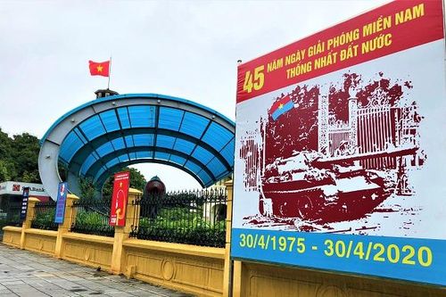 Hà Nội rợp cờ hoa đón chào ngày lễ