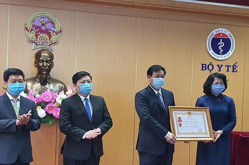 Bệnh viện Bệnh nhiệt đới T.Ư đón nhận Huân chương Lao động hạng Ba