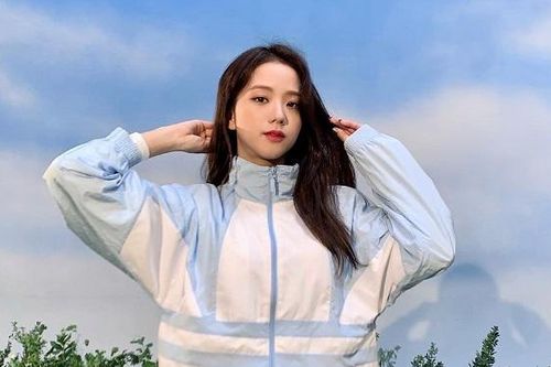Jisoo Blackpink ra đường chụp khơi khơi vài bức cũng đủ làm thế giới chao đảo