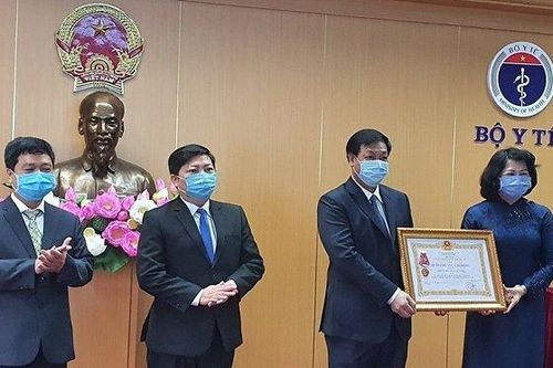Bệnh viện Bệnh Nhiệt đới Trung ương nhận Huân chương Lao động hạng Ba
