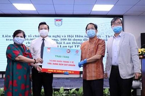 Trao tặng và tiếp nhận thiết bị y tế ủng hộ công tác phòng, chống dịch Covid-19