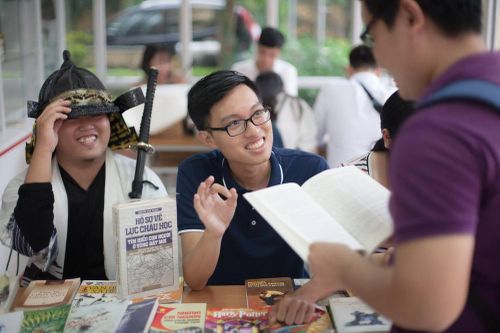 Sinh viên 'khởi nghiệp' với nghề bán sách cũ