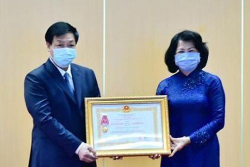 Phó Chủ tịch nước trao tặng Huân chương Lao động hạng Ba cho Bệnh viện Bệnh nhiệt đới Trung ương