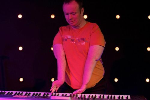 Bị co cứng khớp vẫn trở thành nghệ sĩ piano nổi tiếng thế giới