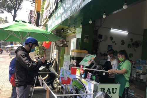 Ngày đầu hết cách ly: Mở quầy không quên phòng dịch