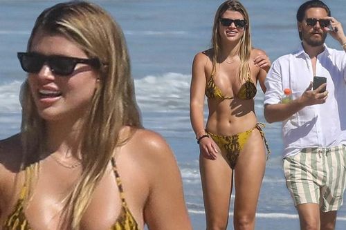 Nàng mẫu Sofia Richie đi biển với bạn trai hơn 15 tuổi giữa mùa dịch