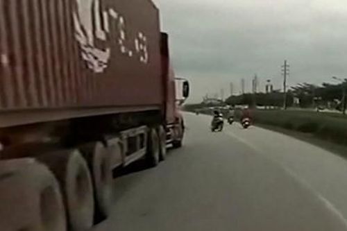 Tài xế container đánh lái 'dọa' xe máy đi ngược chiều gây chú ý