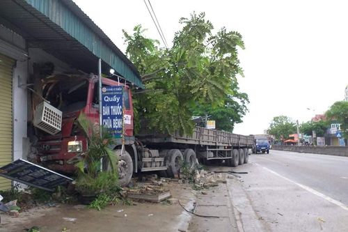 Xe tải mất lái đâm vào nhà dân bên quốc lộ 1A