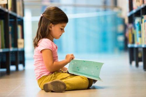 Trẻ nhỏ thích những cuốn sách về thế giới hơn những cuốn truyện đơn giản