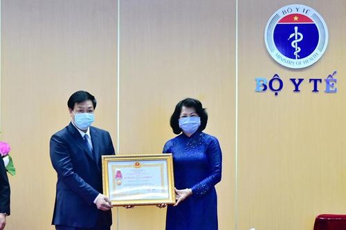 Bệnh viện Bệnh nhiệt đới Trung ương được tặng thưởng Huân chương Lao động hạng Ba vì thành tích chống dịch COVID-19