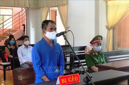 Chủ quán cà phê dùng dao đuổi đánh tổ kiểm tra phòng dịch COVID-19 lĩnh 18 tháng tù