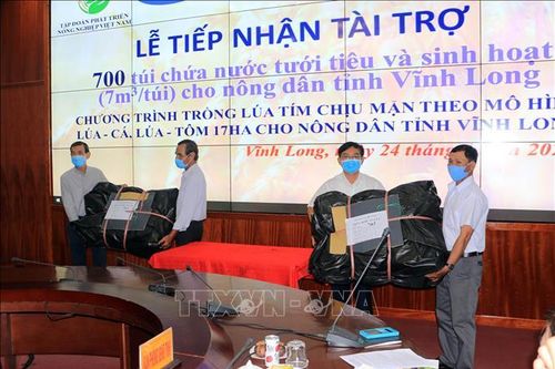 Tiếp nhận tài trợ 700 túi chứa nước cho nông dân Vĩnh Long bị ảnh hưởng hạn, mặn