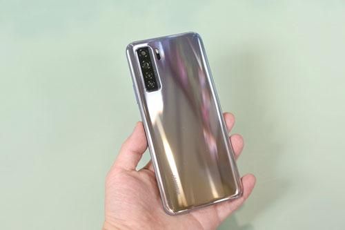 Smartphone 5G, cấu hình tốt, pin sạc 40W, giá 'hạt dẻ'