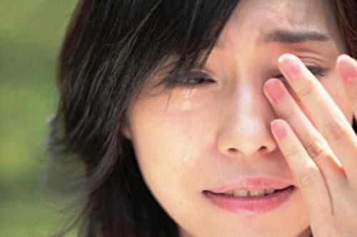 Chị hàng xóm đột nhiên siêng qua nhà tôi chơi rồi làm như giúp việc theo giờ và thật sự kinh hoàng khi tôi phát hiện