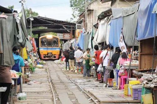 Đi chợ đường tàu ở Samut Songkhram