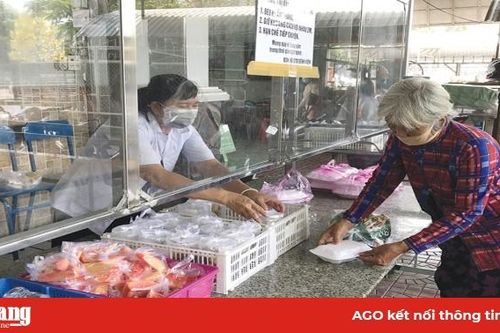 Ấm lòng những suất cơm nhân ái