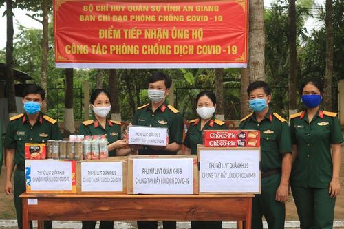 Phụ nữ lực lượng vũ trang tặng quà bộ đội làm nhiệm vụ phòng, chống dịch Covid-19