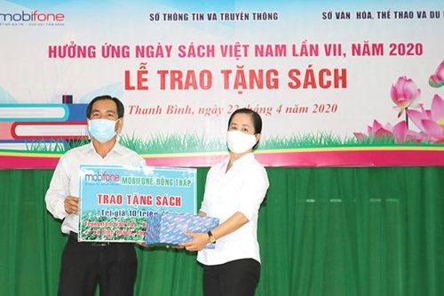 Tặng sách cho 4 Trung tâm Văn hóa - Học tập cộng đồng