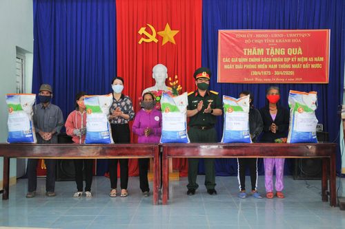 Trao 70 suất quà cho gia đình chính sách huyện Khánh Vĩnh
