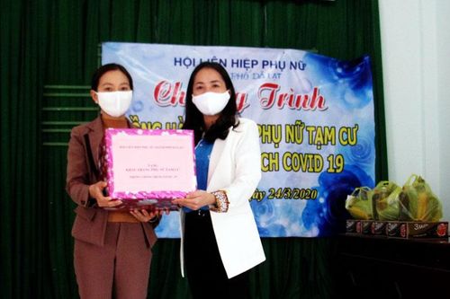 Trao tặng 110 suất quà chương trình đồng hành cùng phụ nữ tạm cư phòng chống dịch Covid-19