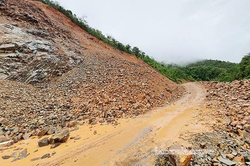 Mưa lớn làm sạt lở, ngập úng một số tuyến đường ở Sốp Cộp