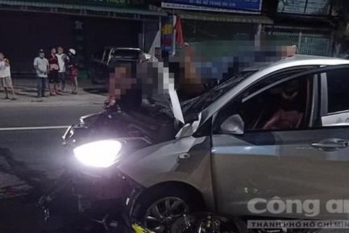 Xe máy 'đối đầu' ôtô, 2 thanh niên chết thảm
