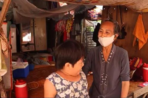 Xót cảnh 2 bà cháu sống trong lều nát cạnh chuồng gà giữa đất Sài Gòn