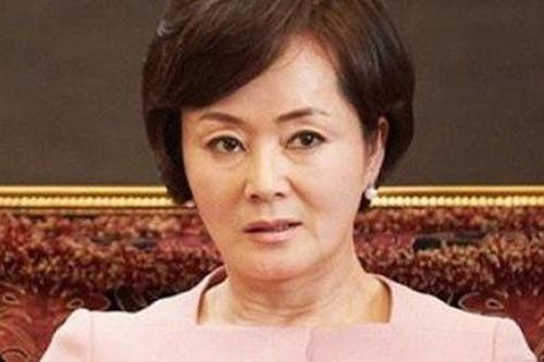 Từ nhà thông gia về, bố tôi nổi giận gỡ ảnh cưới của anh trai ném ra sân, còn mẹ thì nằm vật ra giường mà khóc than