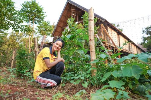 Sao Việt 24H: H'Hen Niê khoe vườn rau của gia đình, Đông Nhi làm bánh mừng sinh nhật FC
