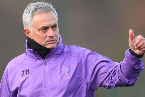 Mourinho được ca ngợi khi làm shipper giao rau